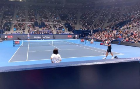 爱游戏-费德勒重返赛场，爆冷首场状态出色，TL观众沸腾！