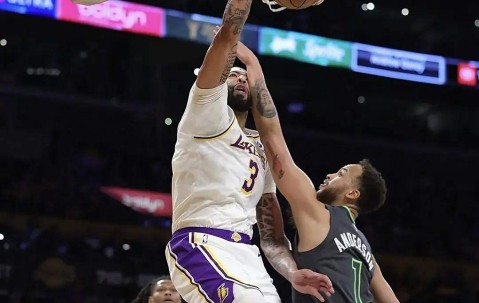 爱游戏-浓眉哥意外战胜独行侠，战术调整引爆全场！